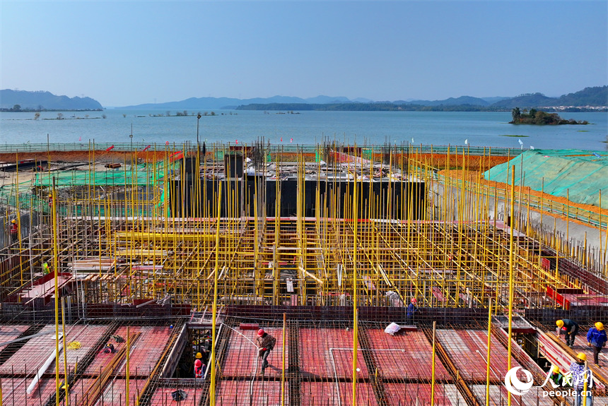峽江灌區工程一期二標段住岐泵站，施工人員在安裝鋪設鋼筋和模板。人民網 朱海鵬攝