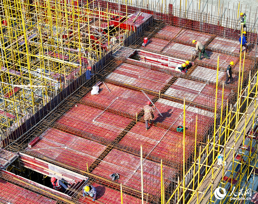峽江灌區工程一期二標段住岐泵站，施工人員在安裝鋪設鋼筋和模板。人民網 朱海鵬攝