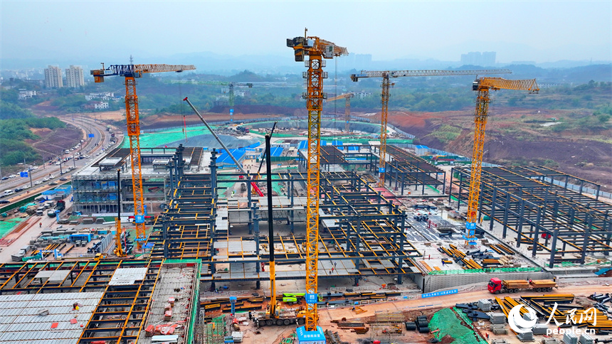 位于贛州市的中國稀土集團創新產業基地項目工地，工人在建設節能型裝配式鋼結構建筑。人民網 朱海鵬攝