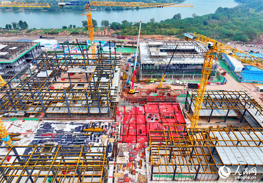 位于贛州市的中國稀土集團創新產業基地項目工地，工人在建設節能型裝配式鋼結構建筑。人民網 朱海鵬攝