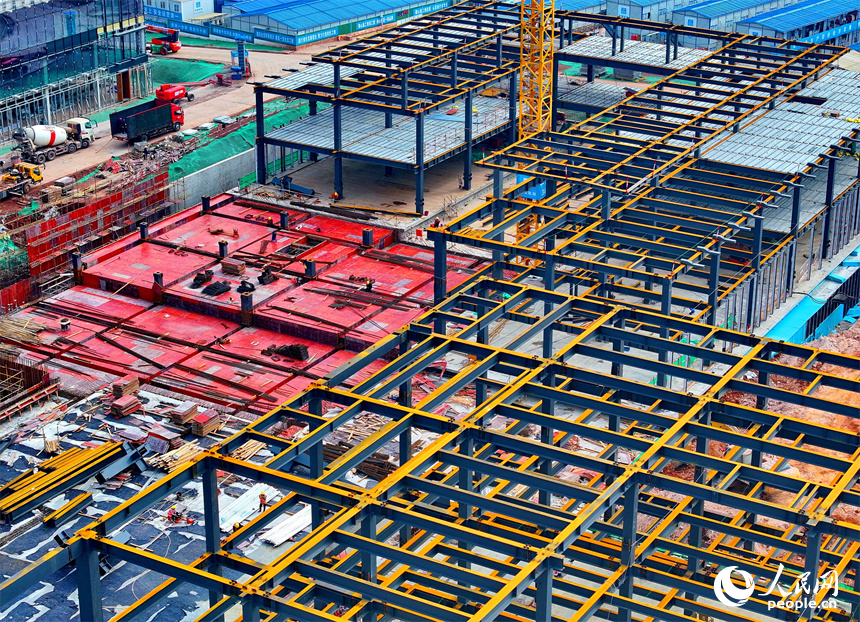 位于贛州市的中國稀土集團創新產業基地項目工地，工人在建設節能型裝配式鋼結構建筑。人民網 朱海鵬攝