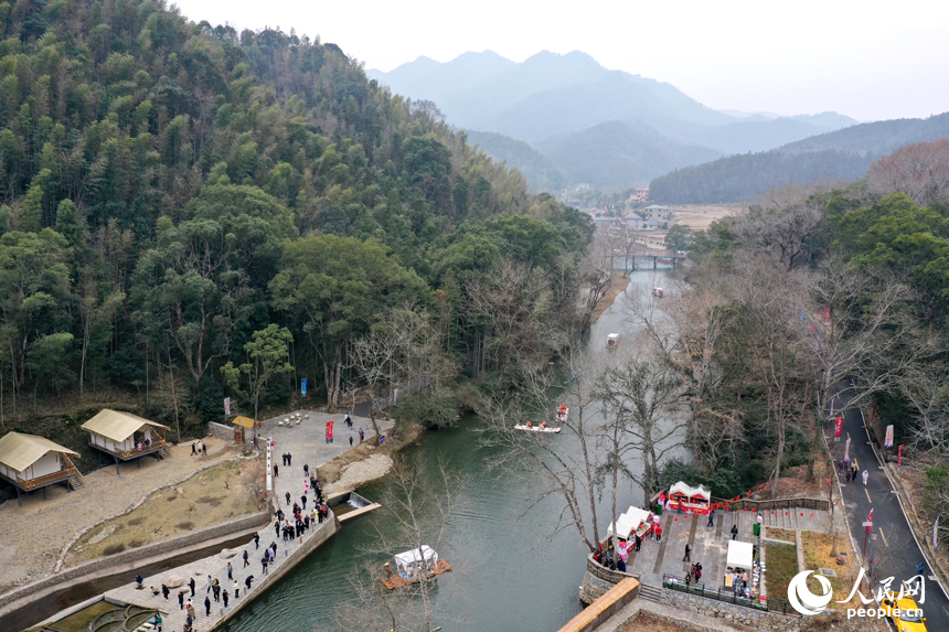 港背村游人如織，雖值冬季，但村莊依舊風景如畫。人民網記者 時雨攝
