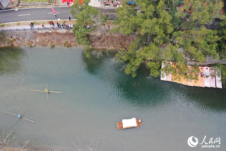 港背村的北潦河上竹筏飄蕩，岸邊游人如織。人民網記者 時雨攝