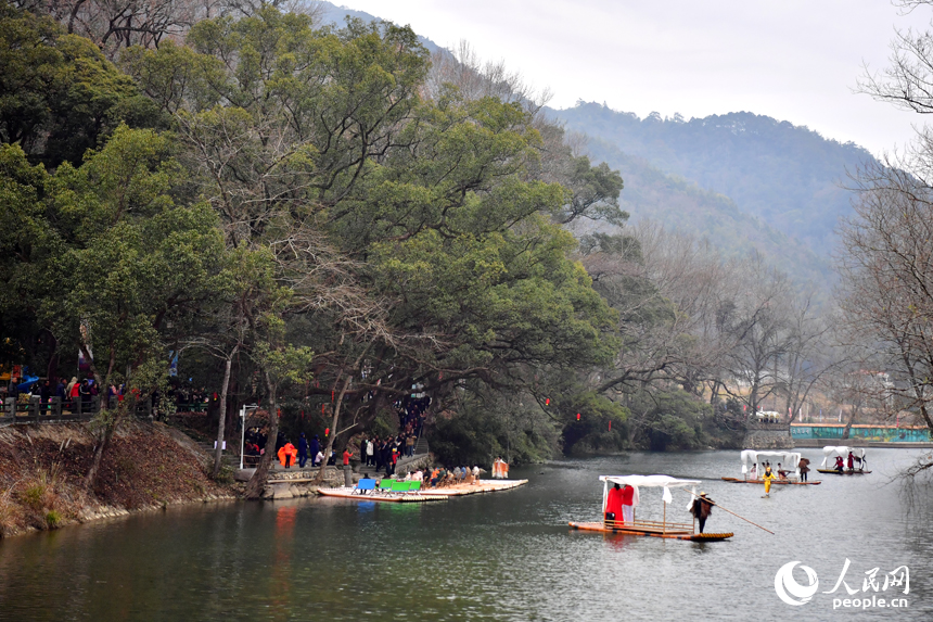 港背村的北潦河上竹筏飄蕩，岸邊游人如織。人民網記者 時雨攝