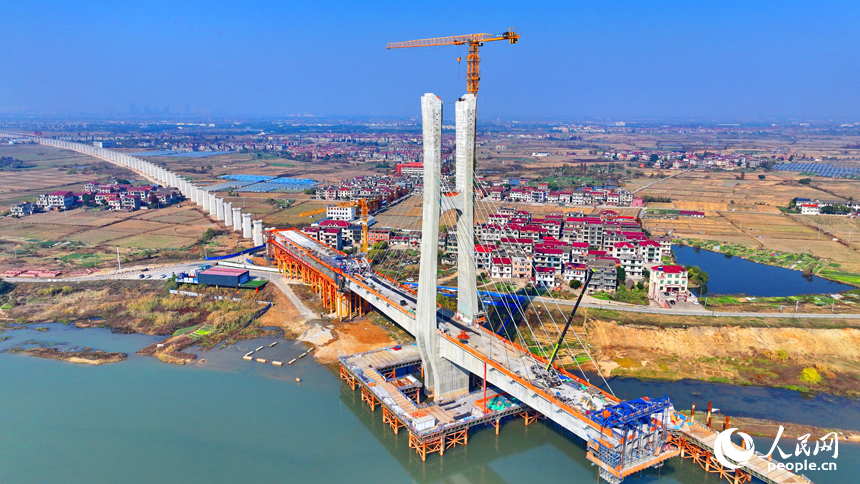 南昌揚子洲贛江公鐵大橋南支主橋項目工地塔吊林立，工人在有序推進橋梁建設。人民網 朱海鵬攝