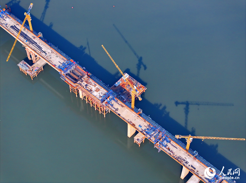 南昌揚子洲贛江公鐵大橋南支主橋項目工地塔吊林立，工人在有序推進橋梁建設。人民網 朱海鵬攝