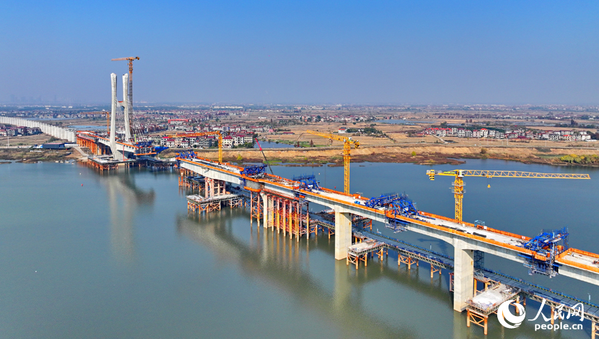 南昌揚子洲贛江公鐵大橋南支主橋項目工地塔吊林立，工人在有序推進橋梁建設。人民網 朱海鵬攝