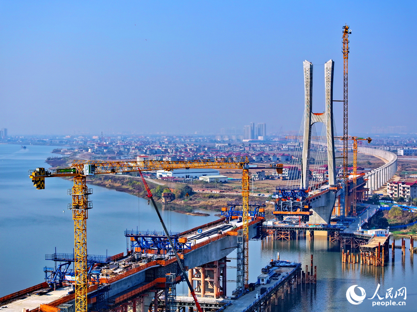南昌揚子洲贛江公鐵大橋南支主橋項目工地塔吊林立，工人在有序推進橋梁建設。人民網 朱海鵬攝