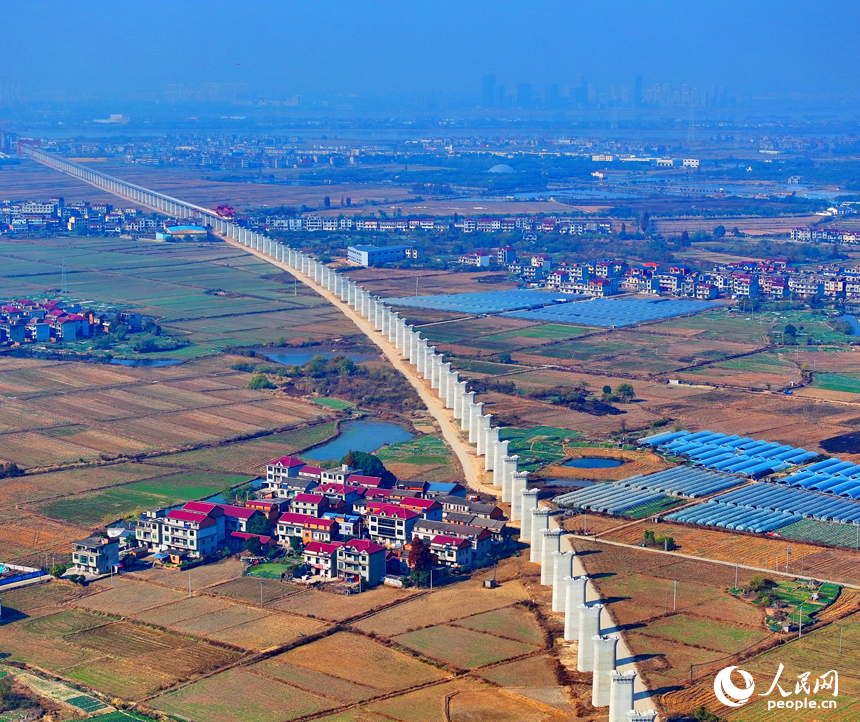 南昌揚子洲贛江公鐵大橋南支主橋項目工地塔吊林立，工人在有序推進橋梁建設。人民網 朱海鵬攝