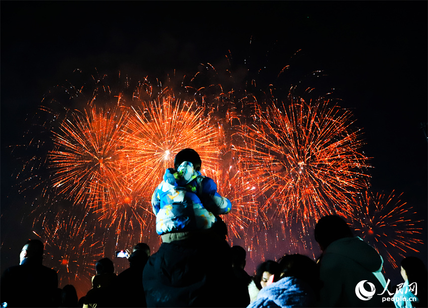 夜空成為了舞臺，煙花與人群交相輝映。 上栗縣融媒體中心 歐陽林攝