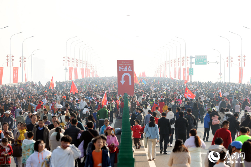 “健步洪州大橋，擁抱幸福生活”南昌市第十三屆迎新健步行活動啟幕。圖為市民和游客行走在洪州大橋上。人民網記者 時雨攝