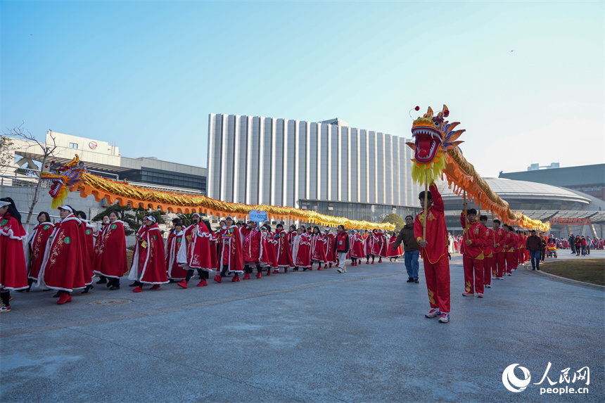 千人漢服巡游隊伍，自南昌故郡啟程，漫步黃金“?！卑毒€。人民網 龍楚良攝