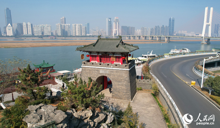 穿過“章江曉渡”，游客可以沿濱江步道走到景區北邊碼頭公園。人民網記者 毛思遠攝