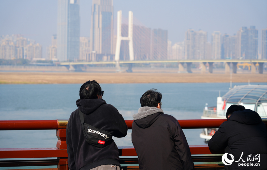 游客在濱江游步道觀賞南昌一江兩岸美景。人民網記者 毛思遠攝