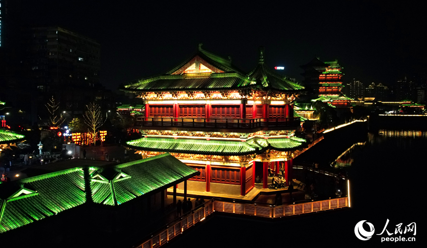 夜色下，滕王閣古色古香的建筑群延綿3公里，如同一幅生動的水墨畫卷在贛江之畔緩緩展開。人民網記者 毛思遠攝