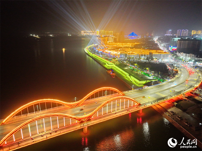 吉水縣上下老街歷史文化街區夜景璀璨，游客如織。人民網 朱海鵬攝