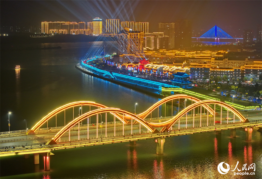 吉水縣上下老街歷史文化街區夜景璀璨，游客如織。人民網 朱海鵬攝