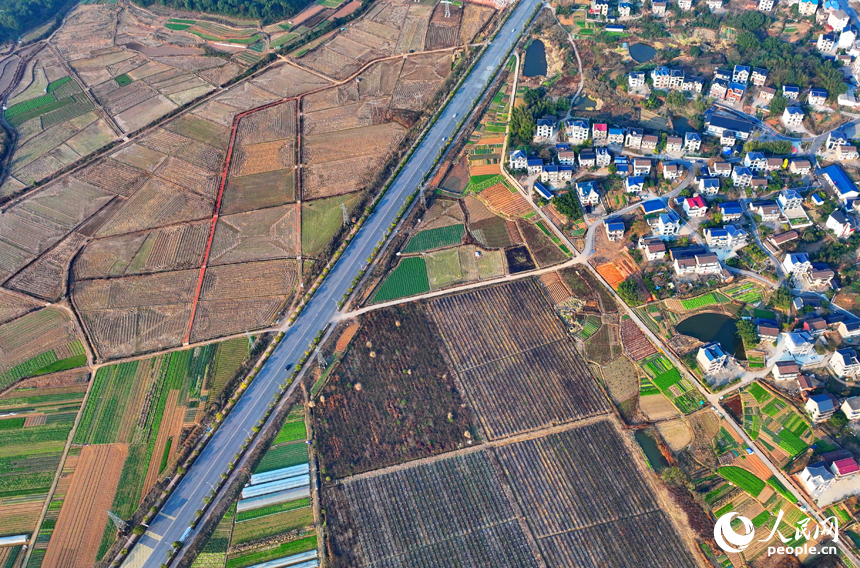 上饒市弋陽縣圭峰鎮楊橋村，車輛行駛在“四好農村路”路上，沿線鄉村風景美不勝收。人民網 朱海鵬攝