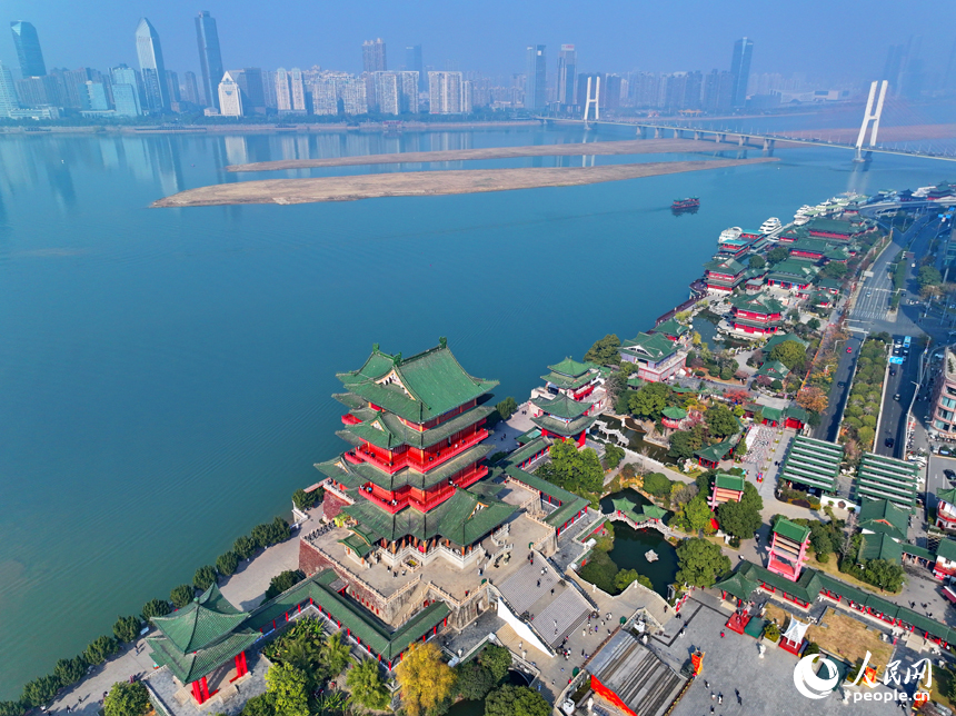 許多市民和游客趁著周末來到南昌市滕王閣景區游玩。人民網 朱海鵬攝