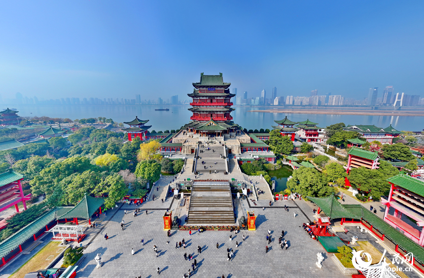 許多市民和游客趁著周末來到南昌市滕王閣景區游玩。人民網 朱海鵬攝