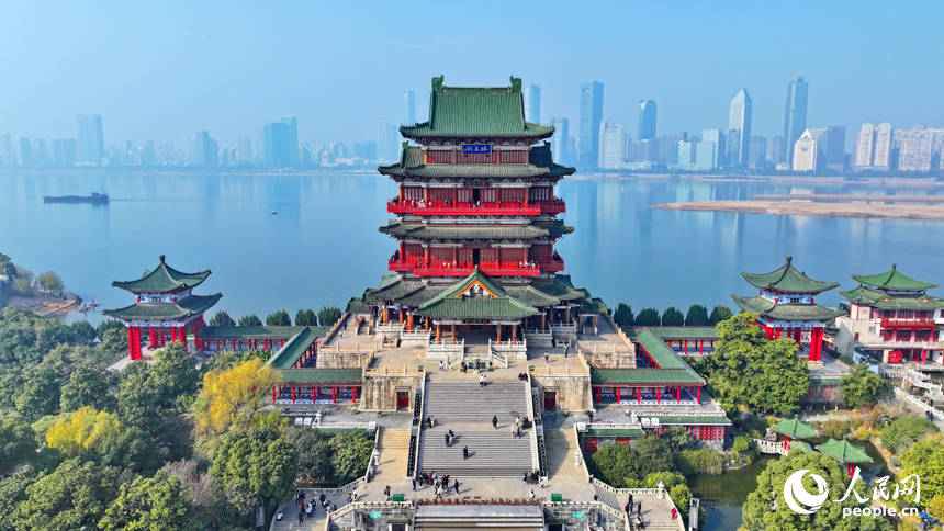 許多市民和游客趁著周末來到南昌市滕王閣景區游玩。人民網 朱海鵬攝