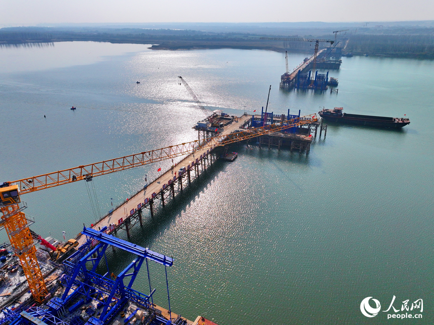 昌南大橋項目施工現場塔吊林立、機械轟鳴，工人在加緊推進橋梁承臺和引橋建設。人民網 朱海鵬攝