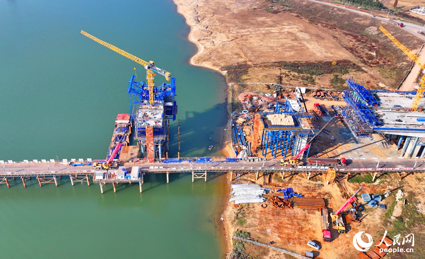 昌南大橋項目施工現場塔吊林立、機械轟鳴，工人在加緊推進橋梁承臺和引橋建設。人民網 朱海鵬攝