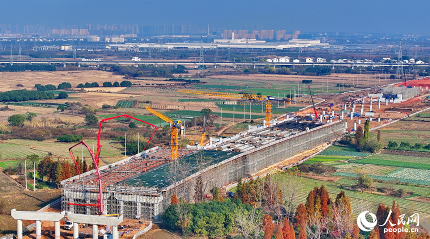 昌南大橋項目施工現場塔吊林立、機械轟鳴，工人在加緊推進橋梁承臺和引橋建設。人民網 朱海鵬攝