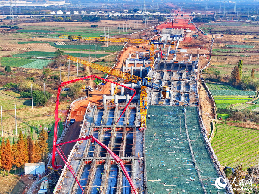 昌南大橋項目施工現場塔吊林立、機械轟鳴，工人在加緊推進橋梁承臺和引橋建設。人民網 朱海鵬攝