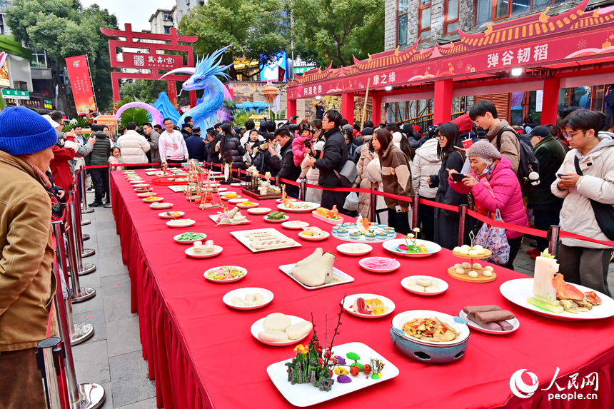上饒市第四屆弋陽年糕促消費活動現場，前來品嘗購買年糕和農特產品的游客絡繹不絕。人民網 朱海鵬攝