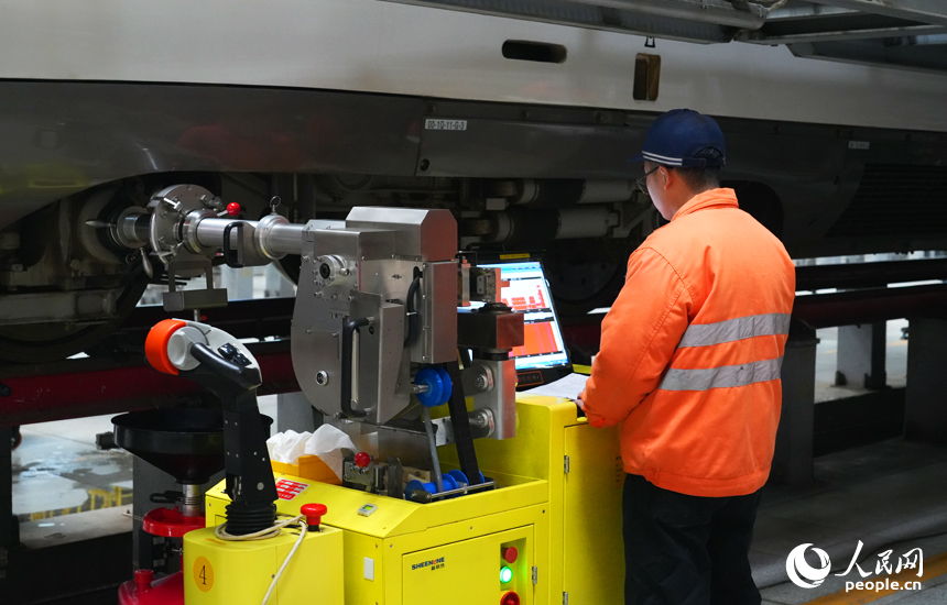 動車組機械師正在進行探傷作業。人民網記者 毛思遠攝