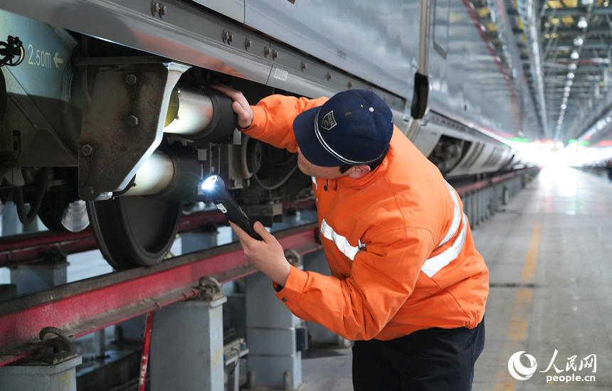 動車組機械師檢查抗蛇形減振器狀態。人民網記者 毛思遠攝