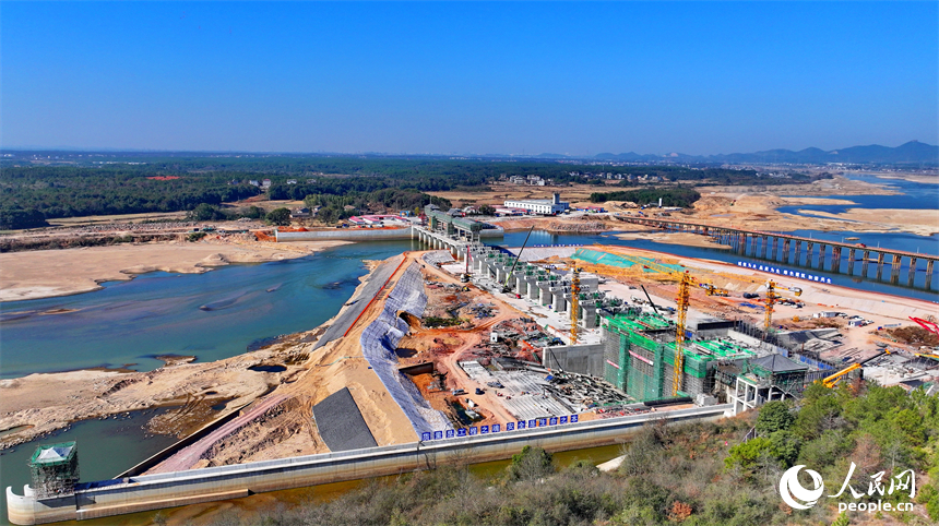 位于撫州市金溪縣滸灣鎮的撫州疏山水利樞紐工程建設現場塔吊林立、施工有序。人民網 朱海鵬攝