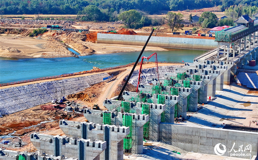 位于撫州市金溪縣滸灣鎮的撫州疏山水利樞紐工程建設現場塔吊林立、施工有序。人民網 朱海鵬攝