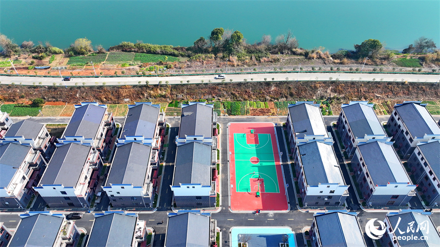 吉水縣金灘鎮贛江沿岸一帶，車輛往來穿梭，通村公路旁的農房鱗次櫛比，與綠樹、田壟、碧水相映成景。人民網 朱海鵬攝