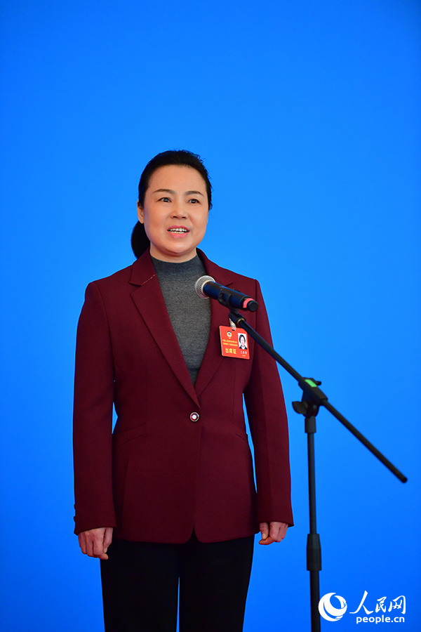 江西省政協常委、宜春市人民政府副市長蘭亞青在“委員通道”上接受采訪。人民網記者 時雨攝