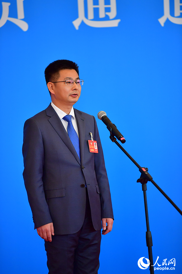 江西省政協委員、上饒經開區管委會主任劉加豐在“委員通道”上接受采訪。人民網記者 時雨攝