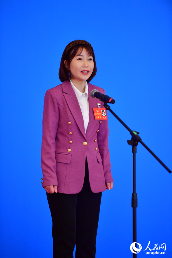 江西省政協委員，省農業農村廳法規處處長董蕾在“委員通道”上接受采訪。人民網記者 時雨攝