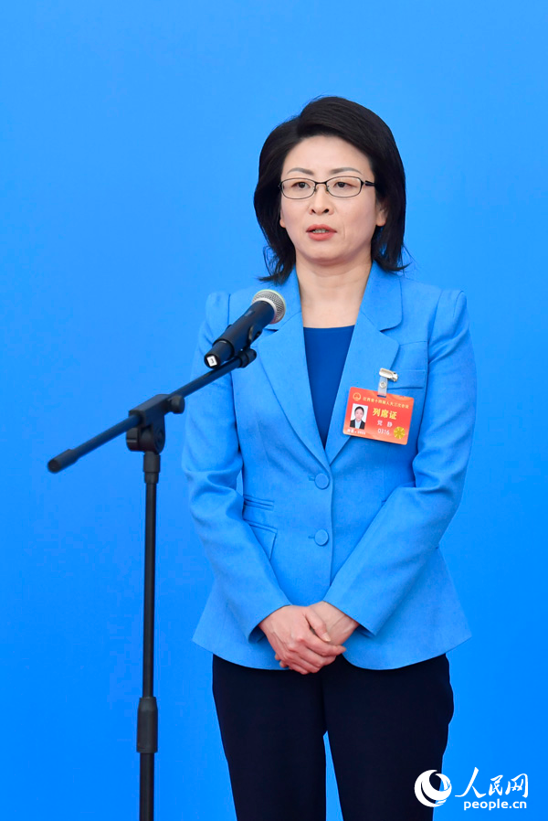 江西省委宣傳部副部長，省廣電局黨組書記、局長黨靜在“廳長通道”上接受采訪。人民網記者 時雨攝