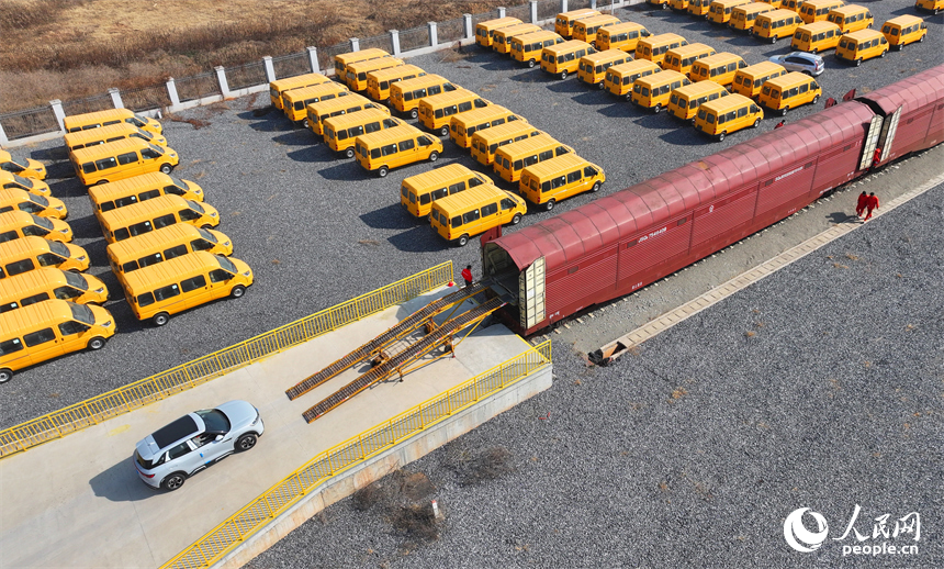 搭載著290臺“江西制造”新能源汽車的中歐班列緩緩駛出南昌國際陸港，列車將經霍爾果斯口岸出境到哈薩克斯坦、烏茲別克斯坦等國家。人民網 朱海鵬攝