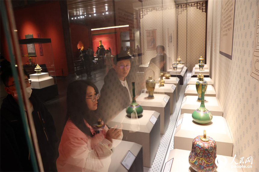 市民和游客在展廳內觀賞宮廷琺瑯器。人民網記者 時雨攝