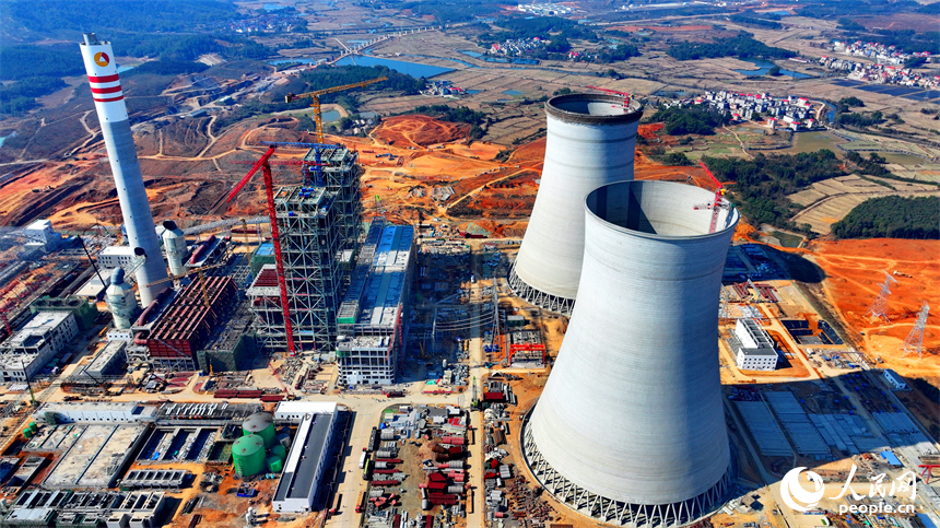 江西贛能上高發電有限公司2000MW清潔煤電項目現場，工人在有序推進儲煤堆場、廠房設備等設施建設。人民網 朱海鵬攝