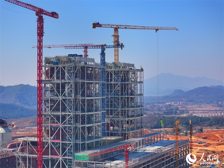 江西贛能上高發電有限公司2000MW清潔煤電項目現場，工人在有序推進儲煤堆場、廠房設備等設施建設。人民網 朱海鵬攝