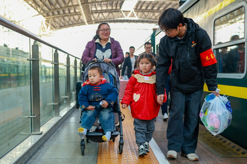 乘務員錢旺引導小朋友有序下車。李舜攝
