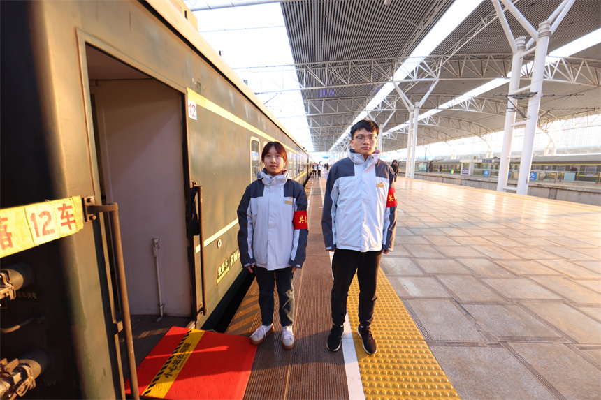 圖為值乘K4280次旅客列車乘務員立崗迎接旅客乘客。黃鐘濱 攝