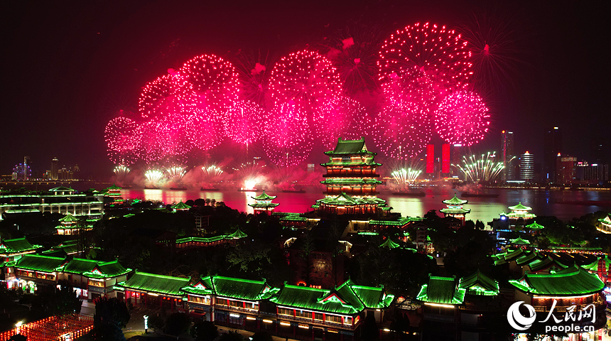 1月29日，2025年南昌市迎春煙花晚會上演。人民網記者 毛思遠攝
