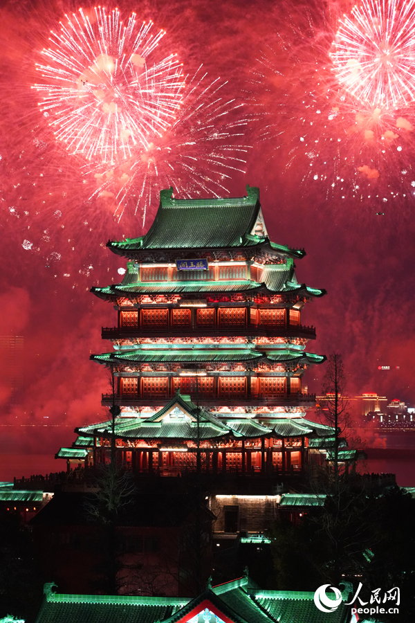 1月29日，2025年南昌市迎春煙花晚會上演。人民網記者 毛思遠攝