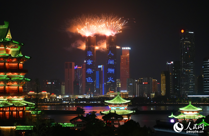 五彩斑斕的煙花在城市地標“303雙子塔”上空綻放。人民網記者 毛思遠攝