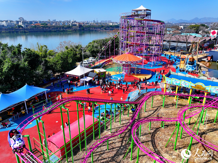 贛州市章貢區水東鎮的一處鄉村旅游景點，許多游客在游樂場開心玩耍。人民網 朱海鵬攝