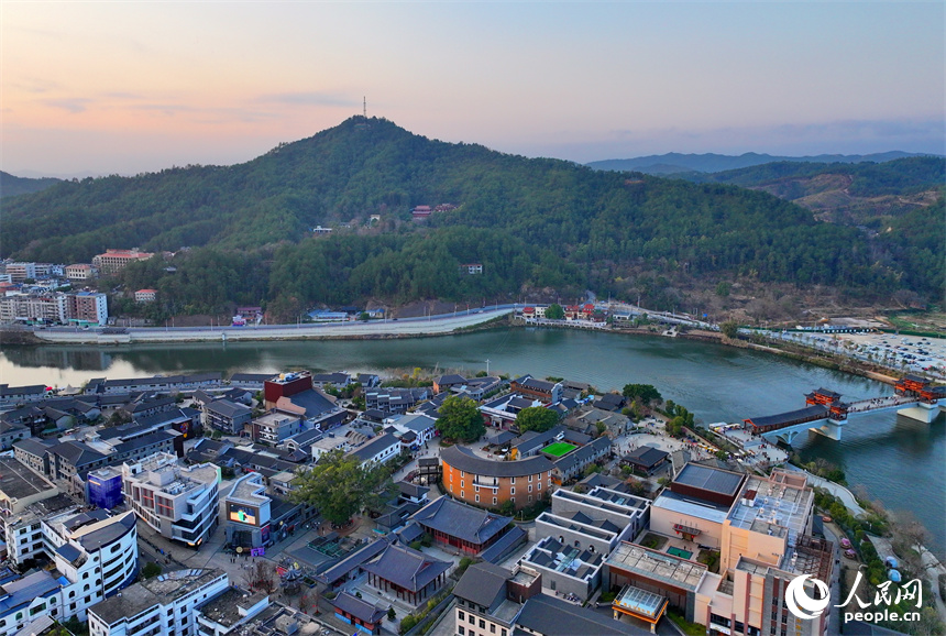 贛州市會昌縣戲劇小鎮，鱗次櫛比的古建筑與三江美景交相輝映，吸引眾多游客慕名前來游玩。人民網 朱海鵬攝